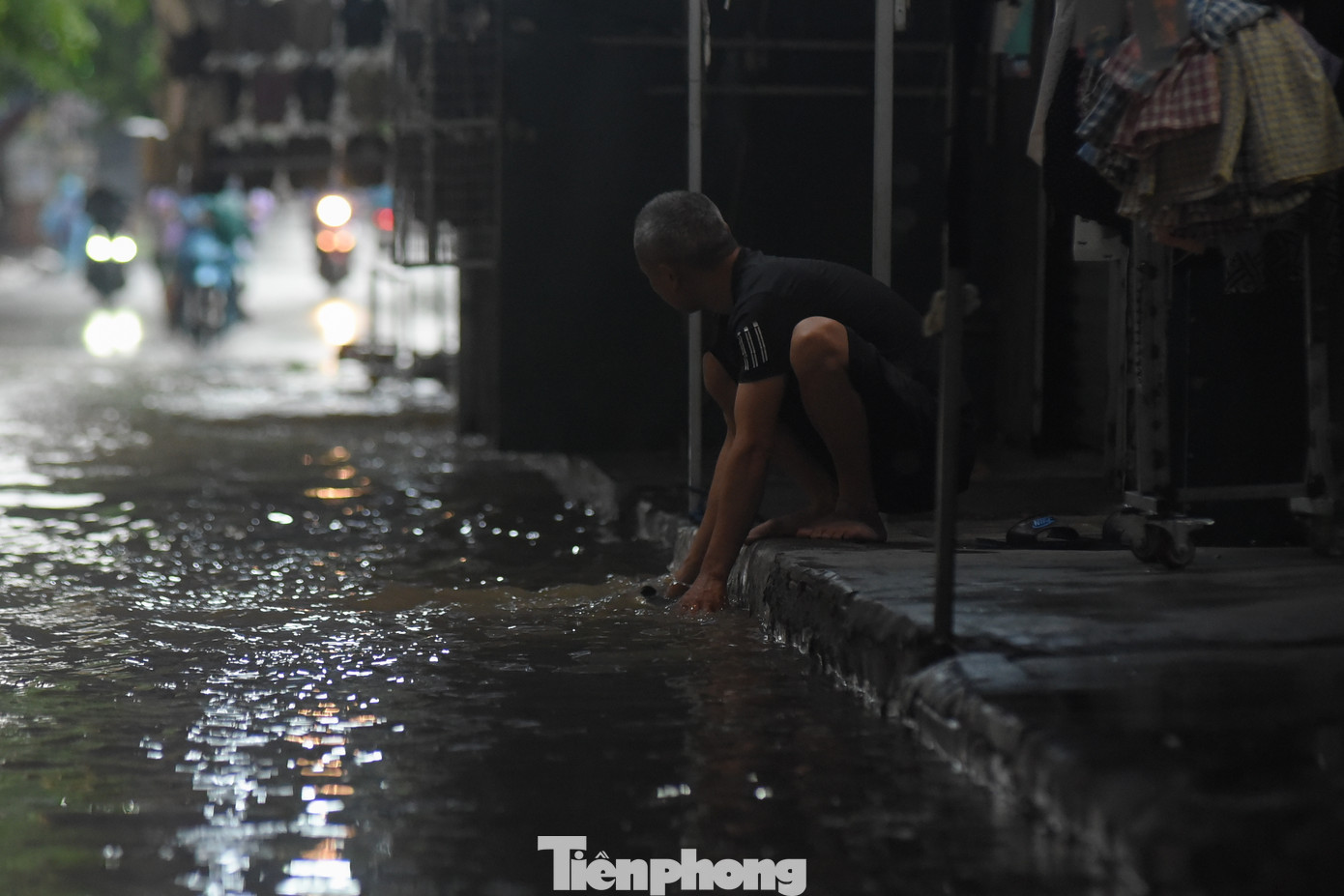 Chỉ hơn một giờ đồng hồ, nhiều nơi ở Hà Nội ghi nhận lượng mưa rất lớn như Hoàng Mai khoảng 110 mm, Nam Từ Liêm 100,3 mm, Cầu Giấy 70,3 mm, Thanh Xuân 67,3 mm.