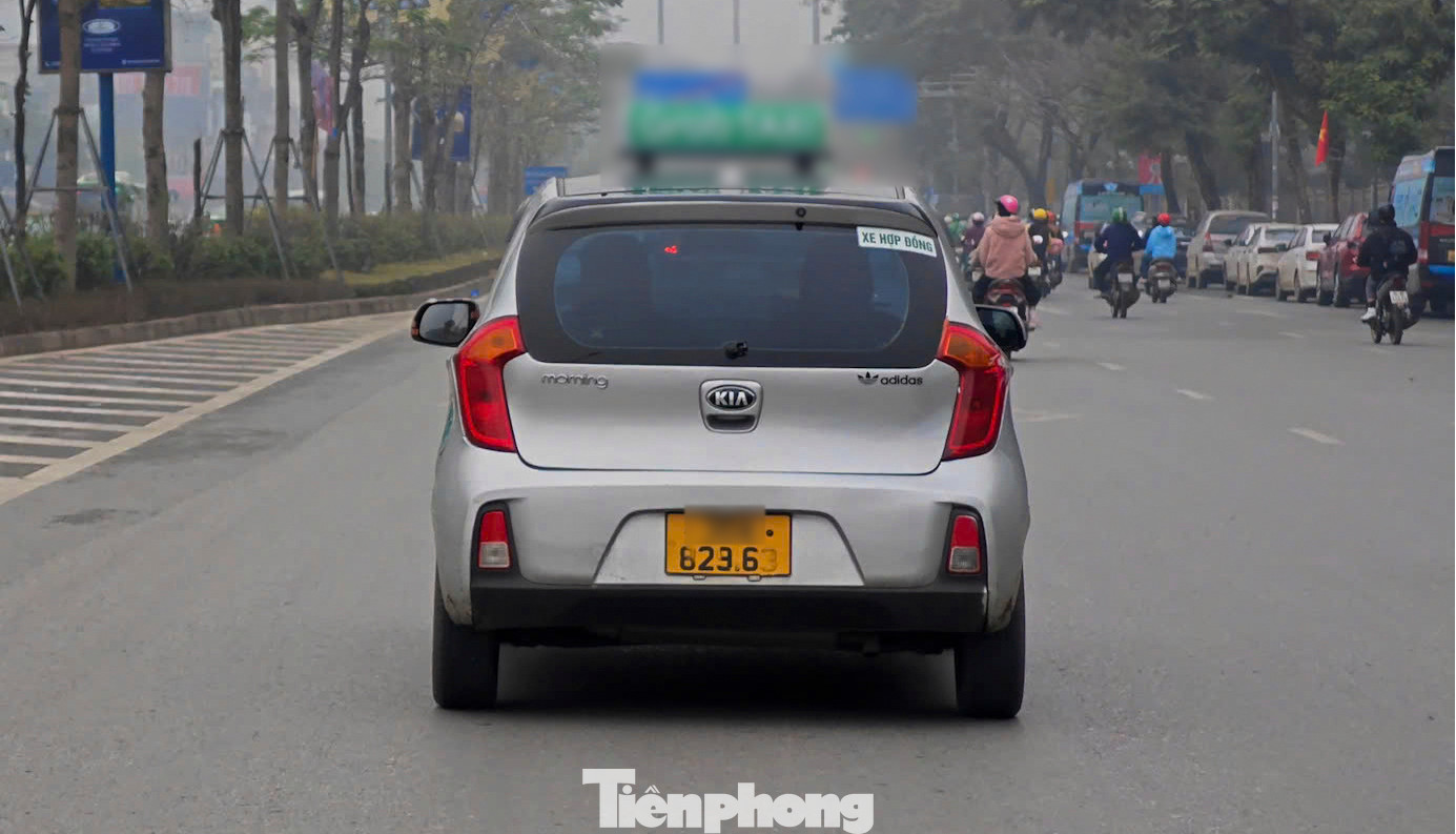 Nhiều xe dịch vụ dán che biển số để tránh phạt nguội. Theo Nghị định 168/2024, hành vi này có thể bị phạt từ 20 - 26 triệu đồng và trừ 6 điểm trên GPLX.