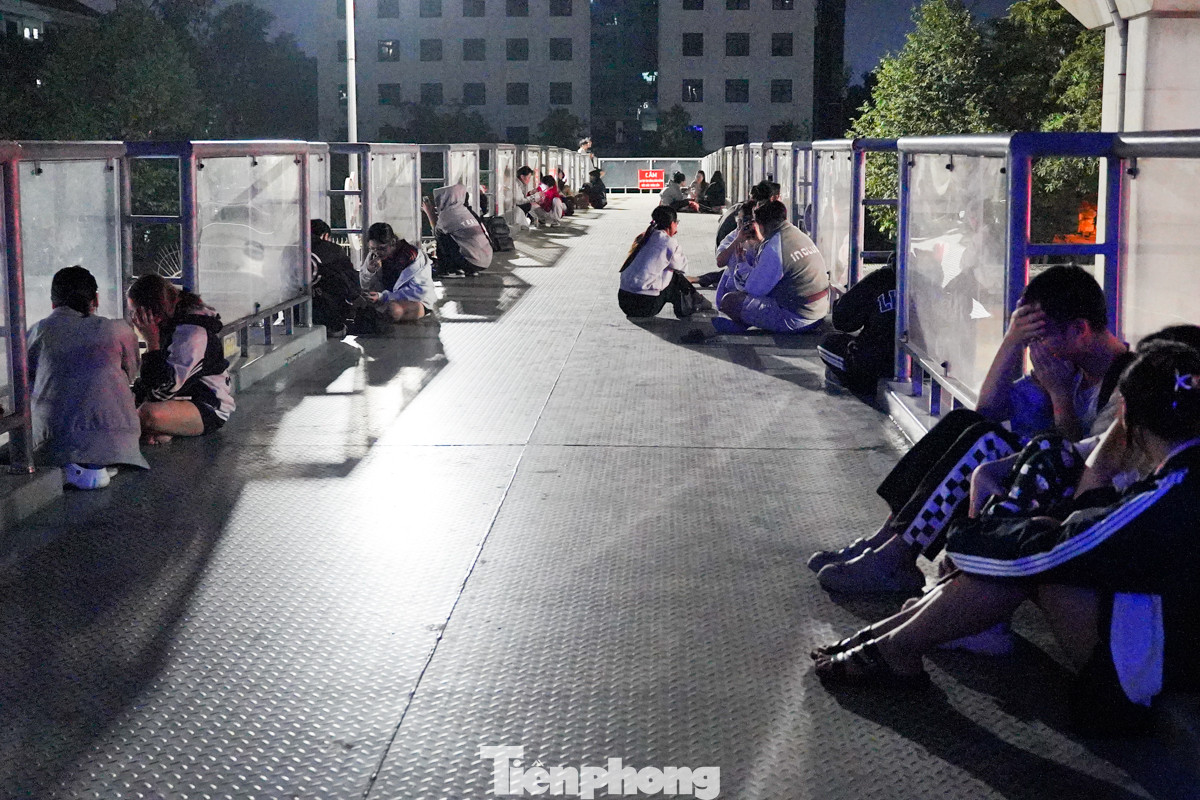 Tình trạng sử dụng cầu vượt đi bộ làm nơi tụ tập diễn ra ở nhiều nơi tại Thủ đô như: cầu vượt khu vực Học viện An ninh Nhân dân (quận Hà Đông), cầu vượt Triều Khúc (quận Thanh Xuân), cầu vượt trên đường Hồ Tùng Mậu (quận Cầu Giấy).