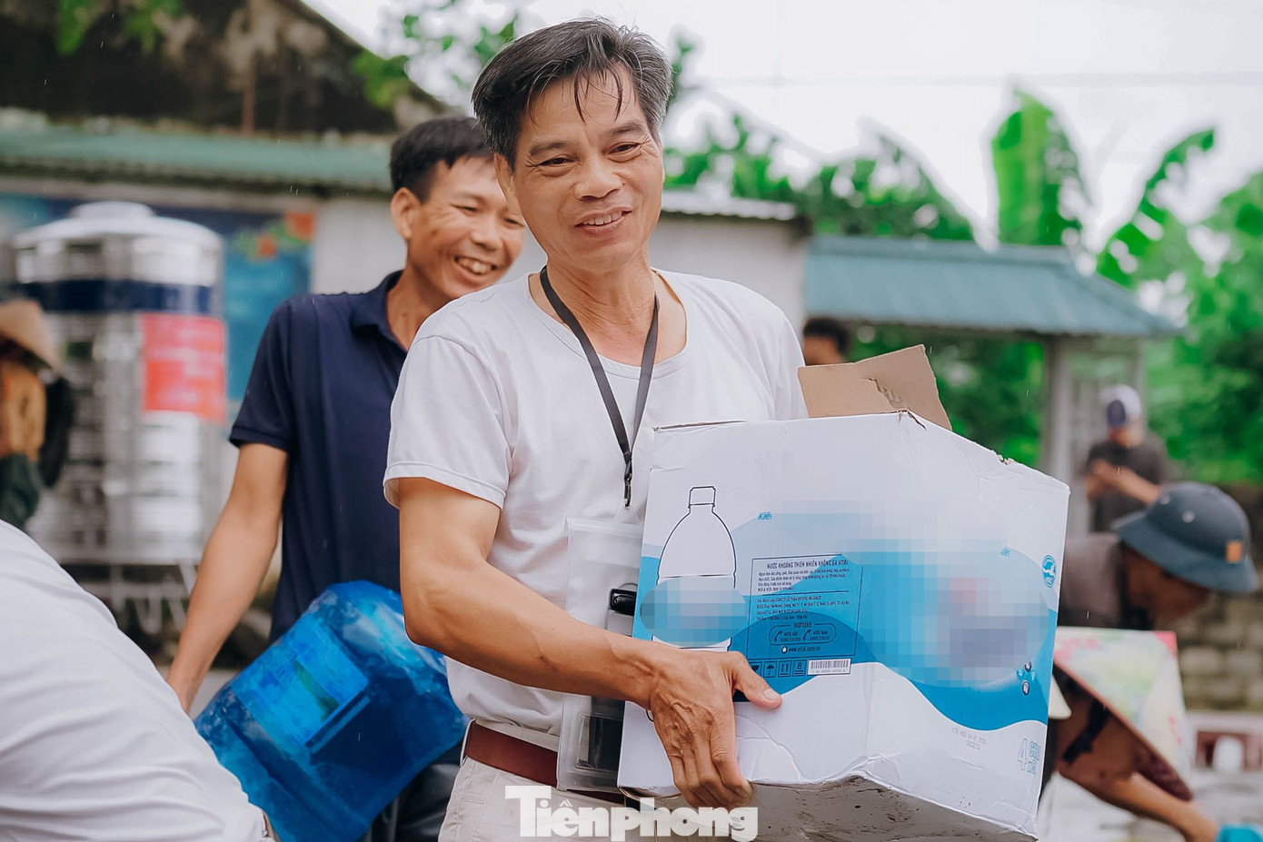 Những phần quà như một động lực thiết thực thể hiện tinh thần tương thân tương ái, "lá lành đùm lá rách" của người Việt Nam, là tình cảm ấm áp mà các nhà hảo tâm, cấp chính quyền muốn gửi gắm tới bà con vùng lũ.