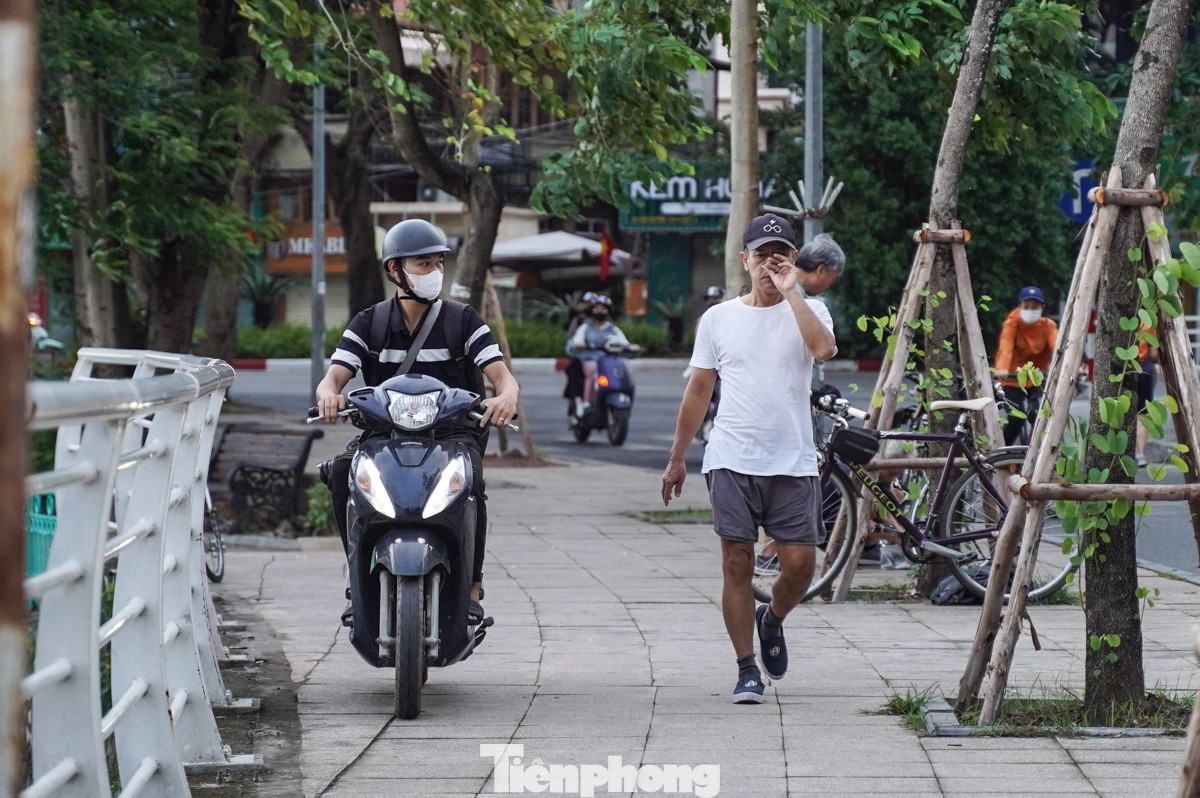 "Thật sự kinh khủng, tôi đi qua mà không thể thở nổi vì mùi thối của cá", ông Nguyễn Văn Bính (quận Tây Hồ) nói.