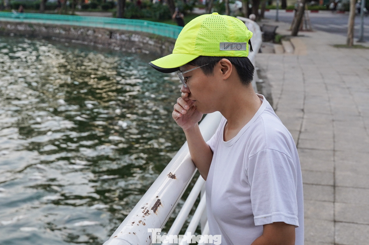 Tình trạng cá bốc mùi, thối rữa khiến cho nhiều người dân đi qua khu vực hồ Tây cảm thấy rất khó chịu.