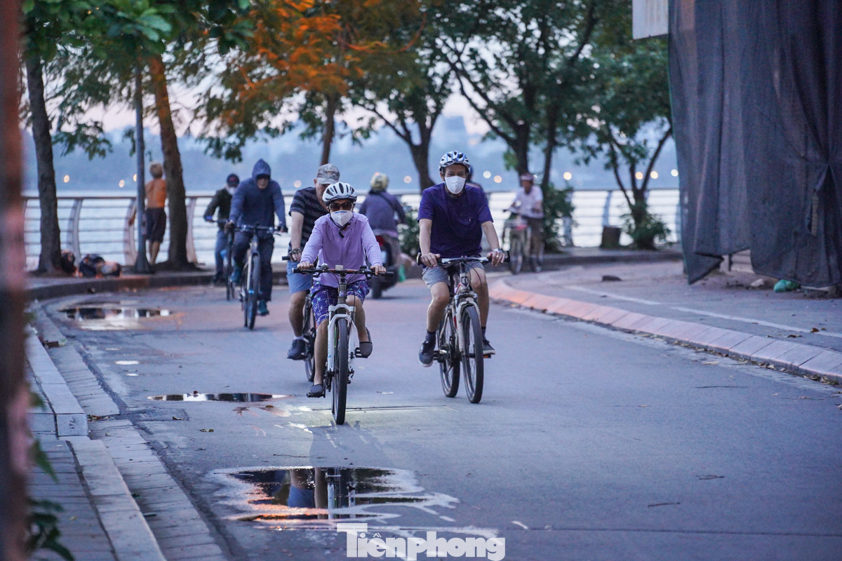 Nhiều người dân đi tập thể dục từ sớm, hoặc đi qua khu vực này đều phải bịt mũi vì mùi hôi của cá.