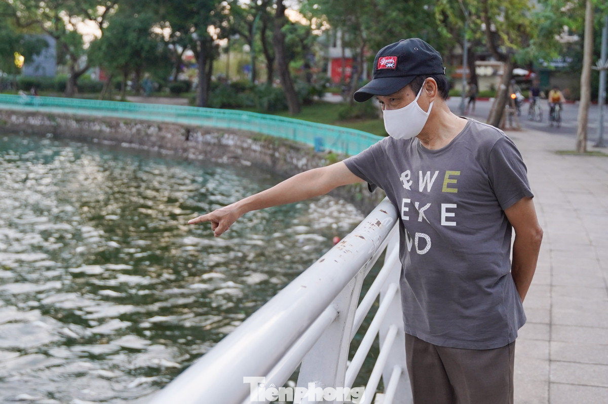 Ông Nam - một người dân quận Tây Hồ cho biết, khoảng 1 tuần nay đi tập thể dục ông luôn cảm thấy khó chịu bởi mùi cá chết. "Mong tình trạng này giải quyết nhanh để người dân có nơi đi lại thoải mái, buổi sáng gió mạnh còn đỡ. Ban đêm đi qua khu vực đường Nguyễn Đình Thi thì không thể chịu nổi", ông Nam nói.