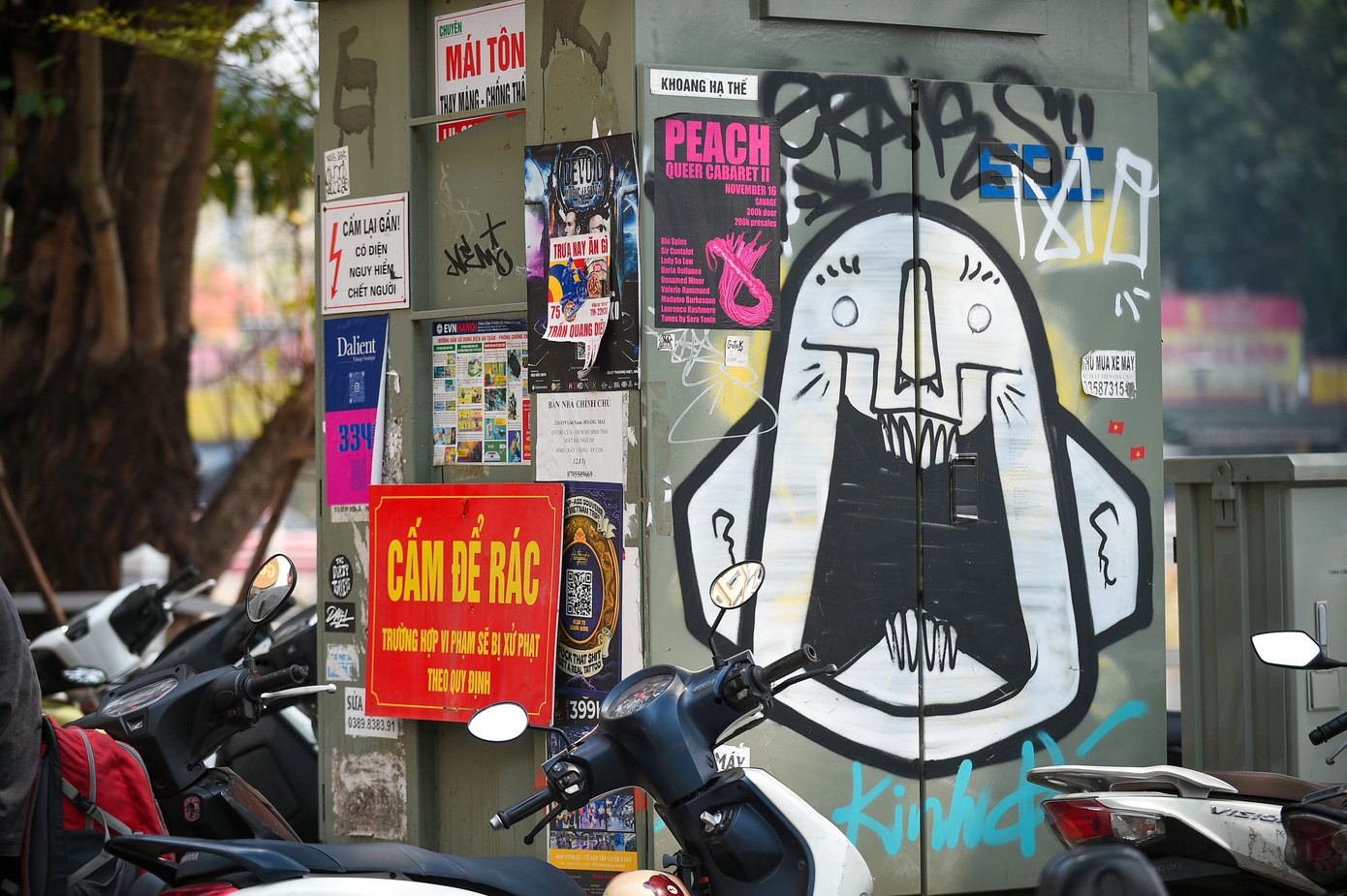 Graffiti có thể là nghệ thuật nếu được sáng tác đúng nơi đúng chỗ, nhưng việc vẽ lên các không gian công cộng và dùng các tủ điện là nơi tập luyện là hành vi thiếu văn hóa. Hình ảnh ghi nhận trên phố Đường Thành (quận Hoàn Kiếm)