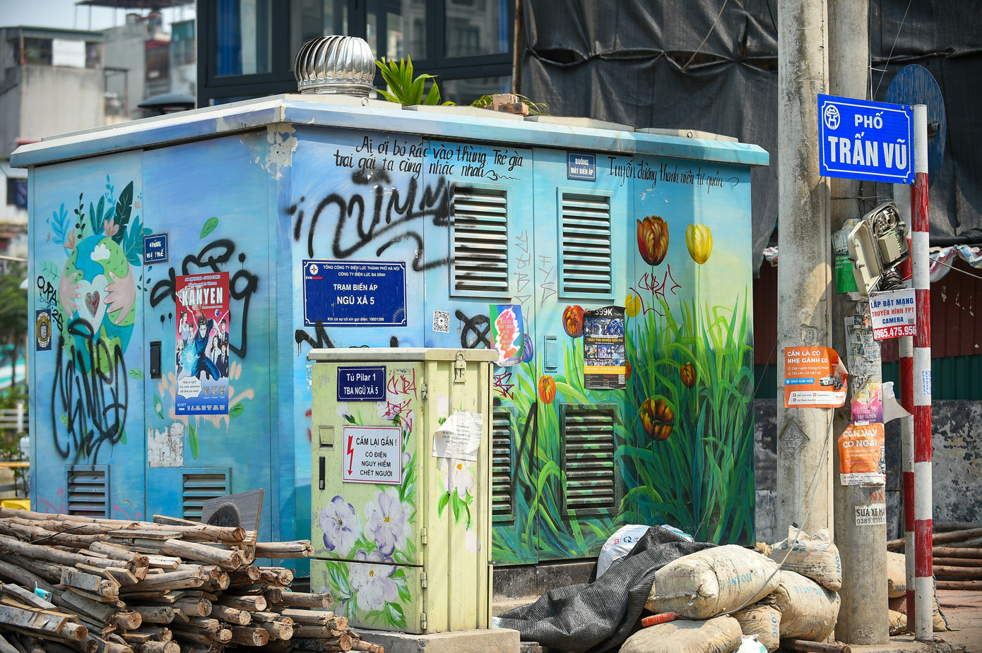 Trạm biến áp tại phố Trấn Vũ (quận Ba Đình) đã được vẽ lại, trang trí rất đẹp mắt, được chính quyền và người dân xung quanh ủng hộ cũng đã bị bôi bẩn bởi tờ rơi và hình vẽ xấu xí, dị hợm.