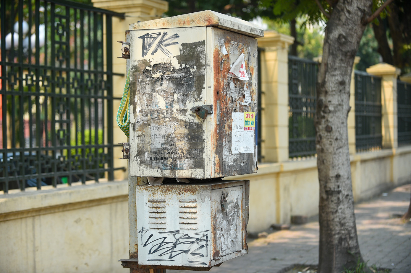 Các tờ quảng cáo được dán đè lên nhau, theo thời gian bị bạc màu loang lổ. Thậm chí quảng cáo bị rách hoặc tách ra khỏi các tủ điện còn bị dán đè các tờ mới lên.