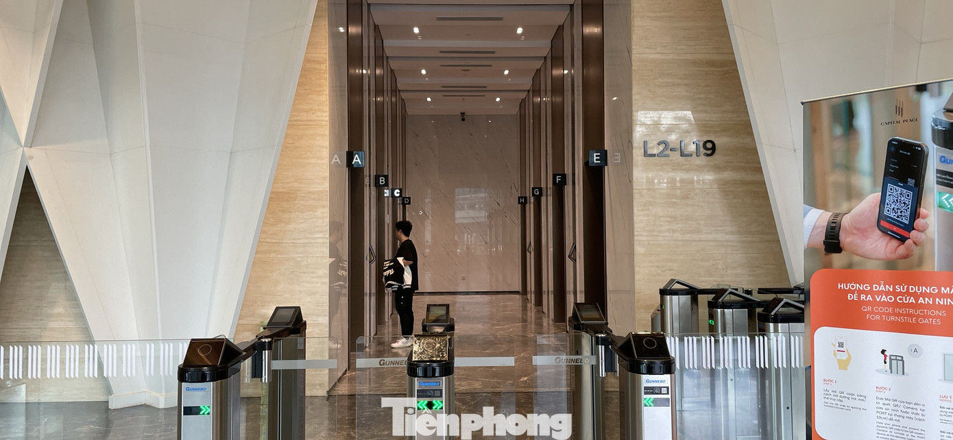 Toà nhà có hệ thống an ninh nghiêm ngặt, bảo vệ 24/7, cổng an ninh hiện đại, muốn ra vào, lên xuống các tầng phải có thẻ từ.