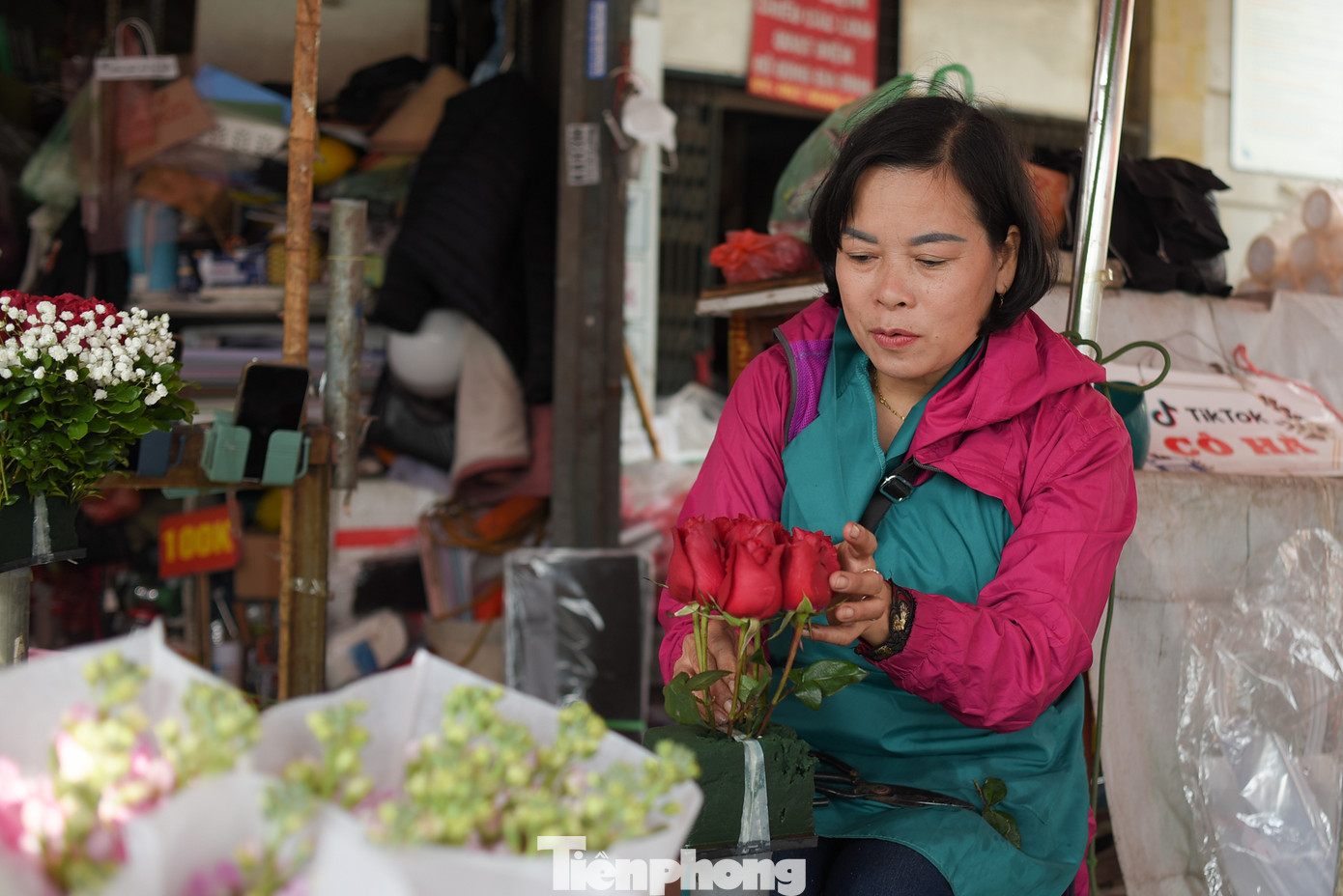 Cô Nguyễn Thị Việt Hà (chủ tiệm bán hoa ở Cầu Giấy) cho biết: "Hoa hồng năm nào cũng chuộng nhất ngày Lễ Tình nhân, năm nay nhà tôi có đủ các loại hoa từ mẫu hình trái tim, cắm tròn... giá dao động từ 100.000 đến 1 triệu cũng có".