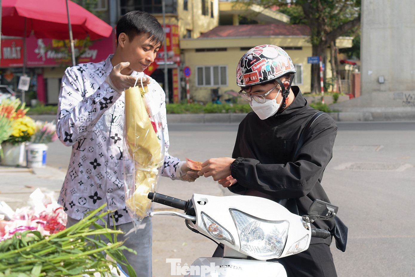 Hoa hồng, gấu bông, socola xuống phố Hà Nội ngày Valentine ảnh 5
