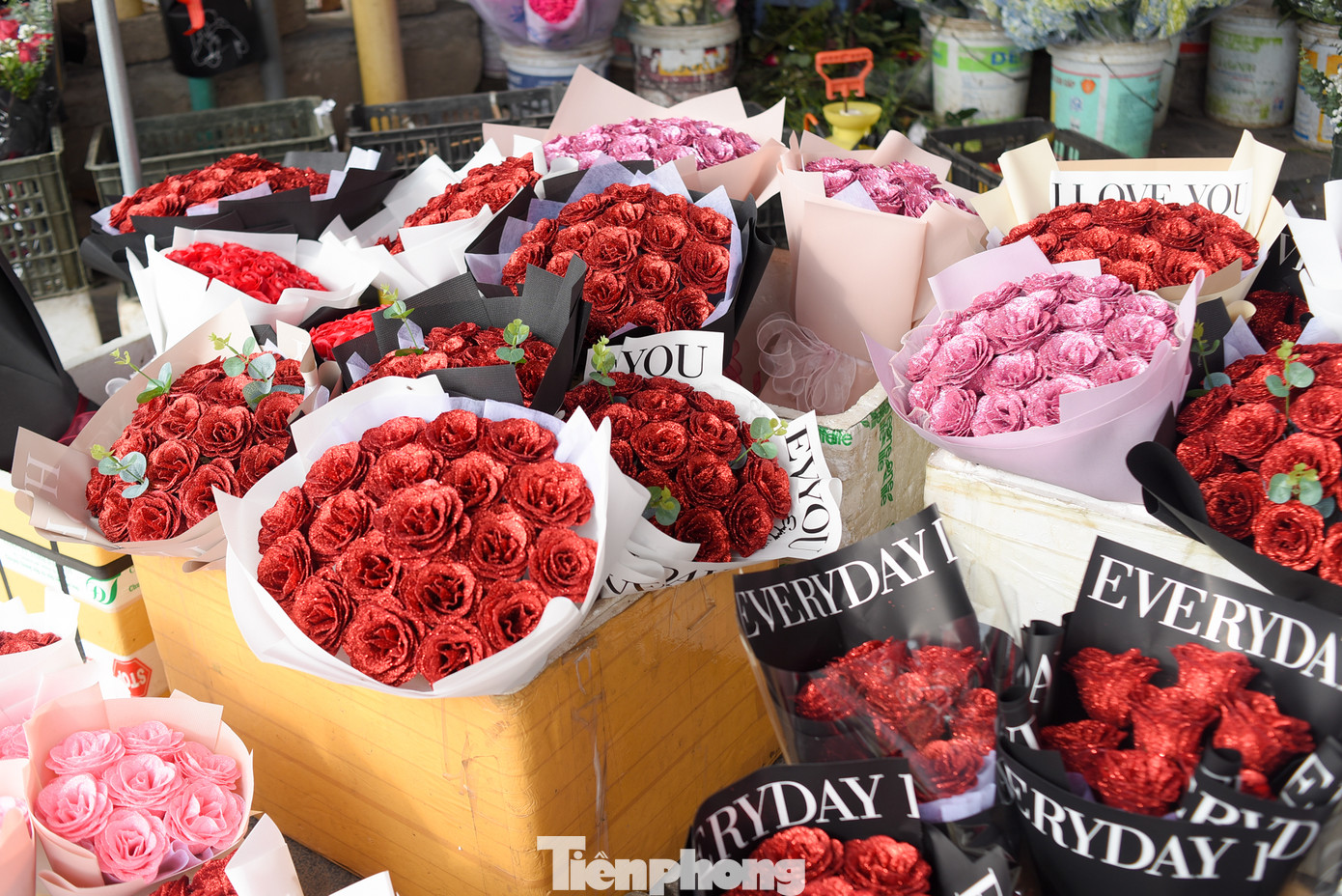 Valentine (14/2) là ngày Lễ Tình nhân, ngày đôi lứa thể hiện tình cảm cho nhau. Vào ngày này, thông thường các chàng trai sẽ mua cho cô gái của mình những bông hoa, quà tặng kèm theo lời chúc tình yêu ý nghĩa.