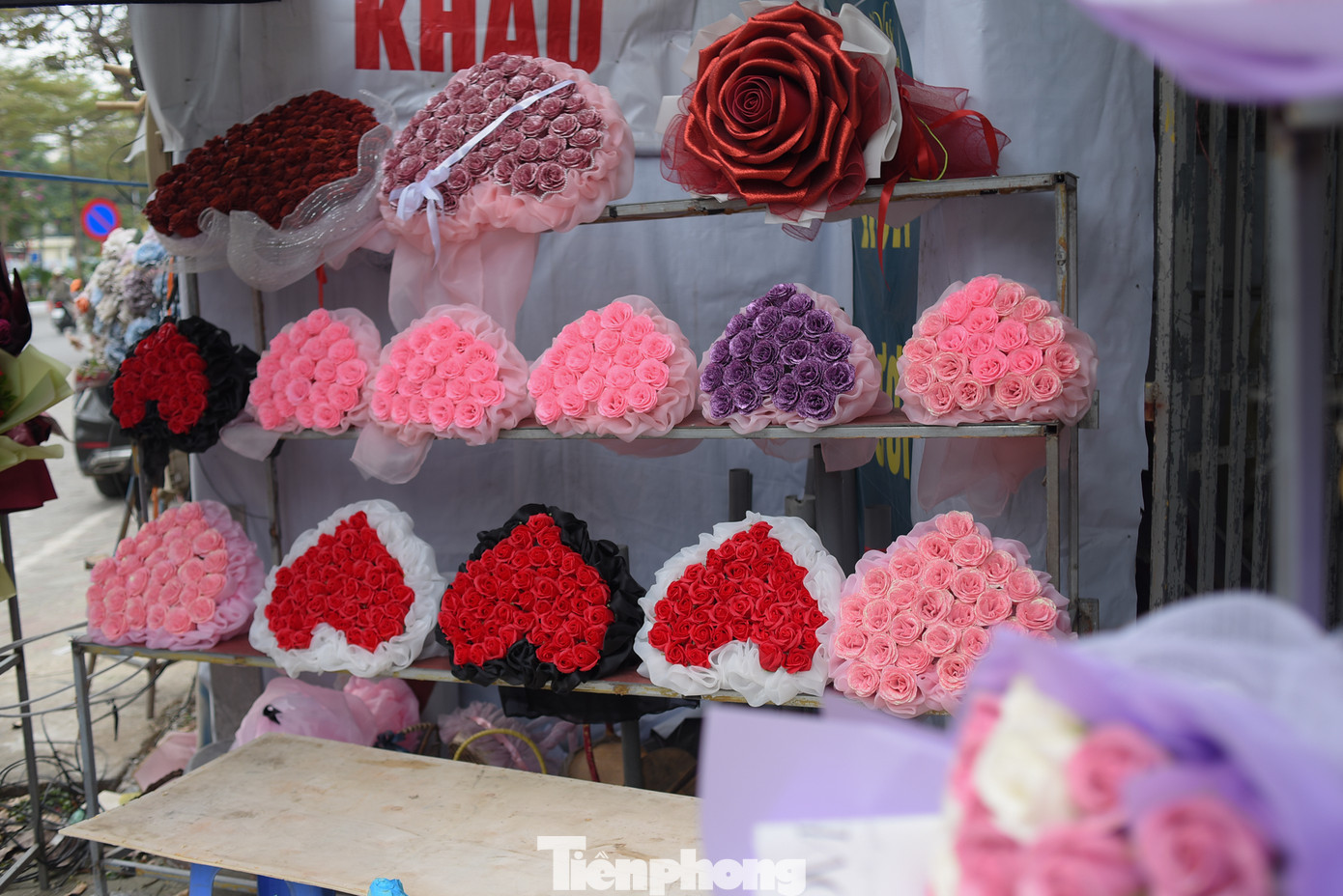 Bó hoa hình trái tim thường rất được mọi người chuộng làm quà tặng dịp lễ tình nhân, giá dao động từ 300.000 - 600.000/bó.