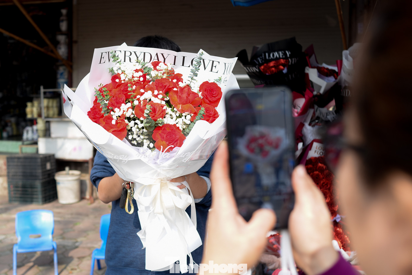 Ngoài bán tại cửa hàng, sau khi cắm hoa xong các chủ kinh doanh còn chụp đưa lên mạng để bán online.