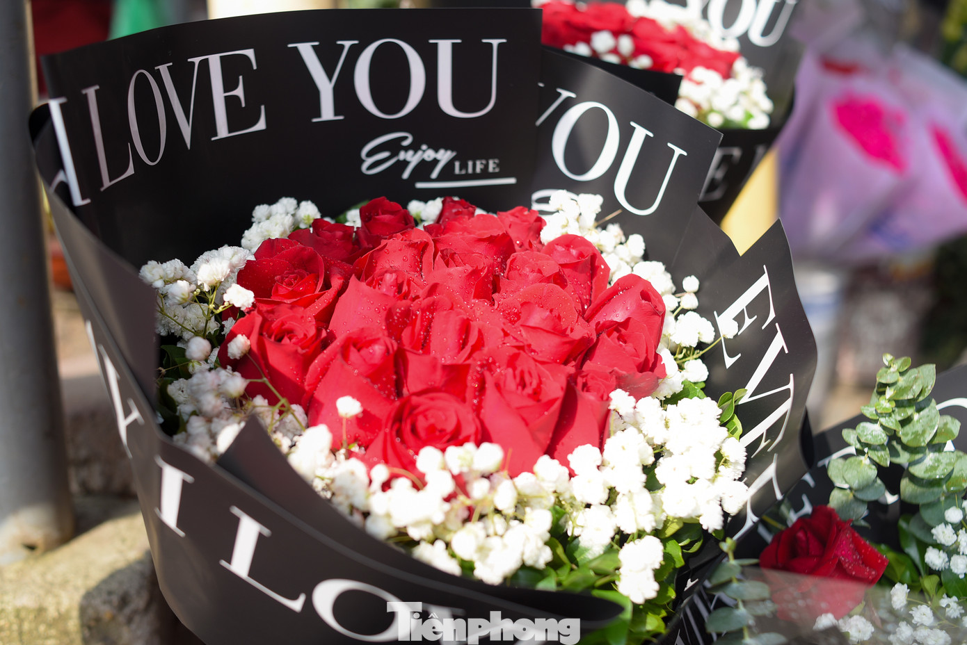 Trong dịp Valentine, hoa hồng đỏ và socola là hai món quà không thể thiếu.