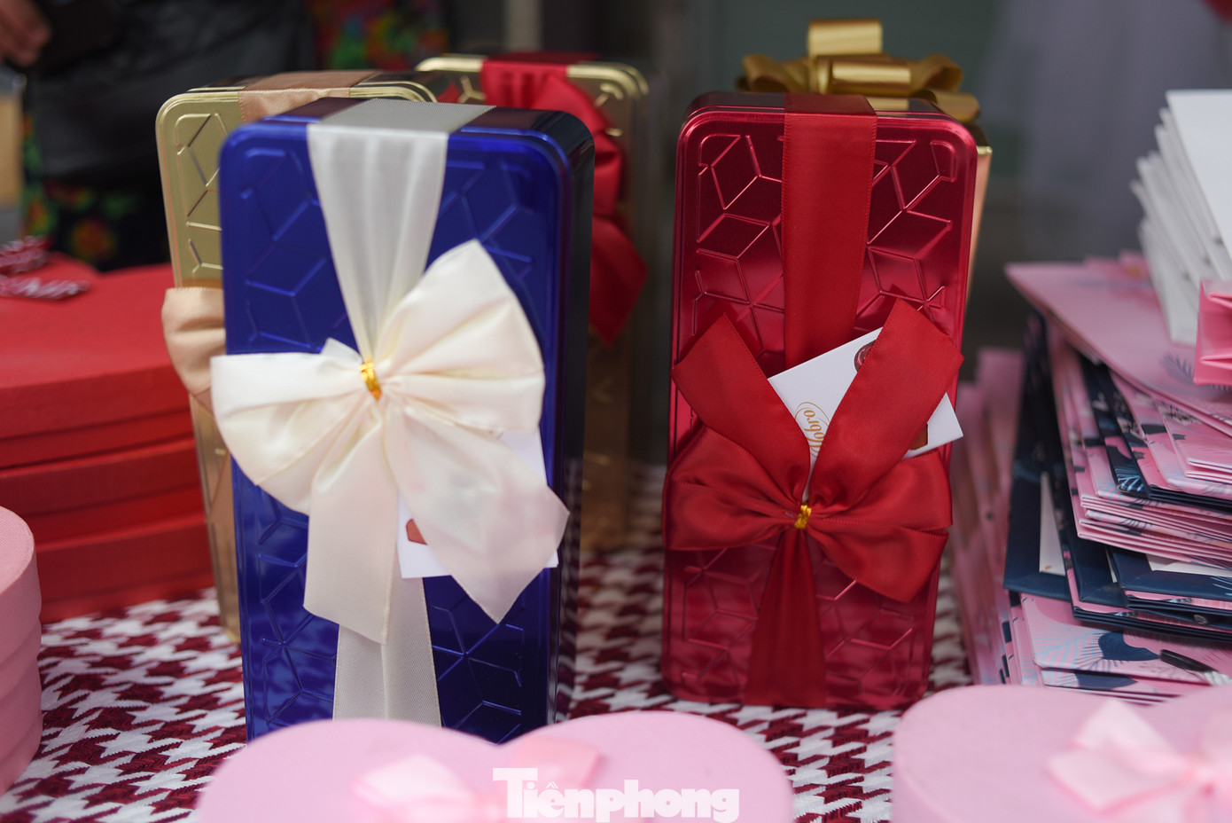 Socola cũng rất nhiều mẫu mã để tặng với các bao bì đẹp mắt từ socola tươi, socola handmade...