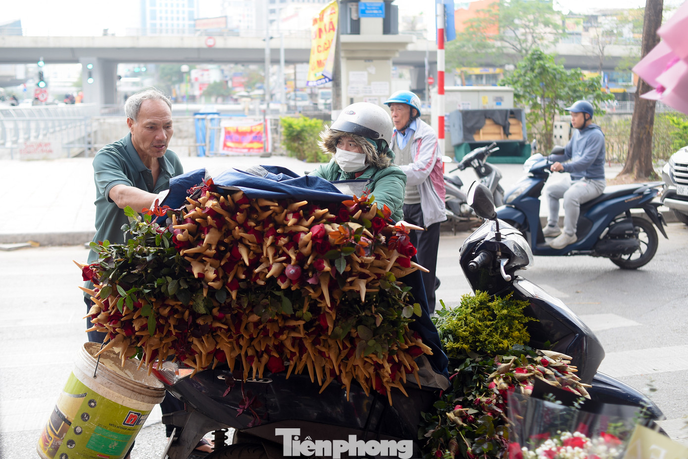Trong khi hầu hết cửa hàng, dịch vụ vẫn nghỉ Tết thì những tiệm bán hoa đã mở cửa từ sớm, tất bật chuẩn bị hoa tươi cho ngày 14/2. Trong hình là một cô chủ bán hoa tại Cầu Giấy đi nhập hoa tươi về bán.