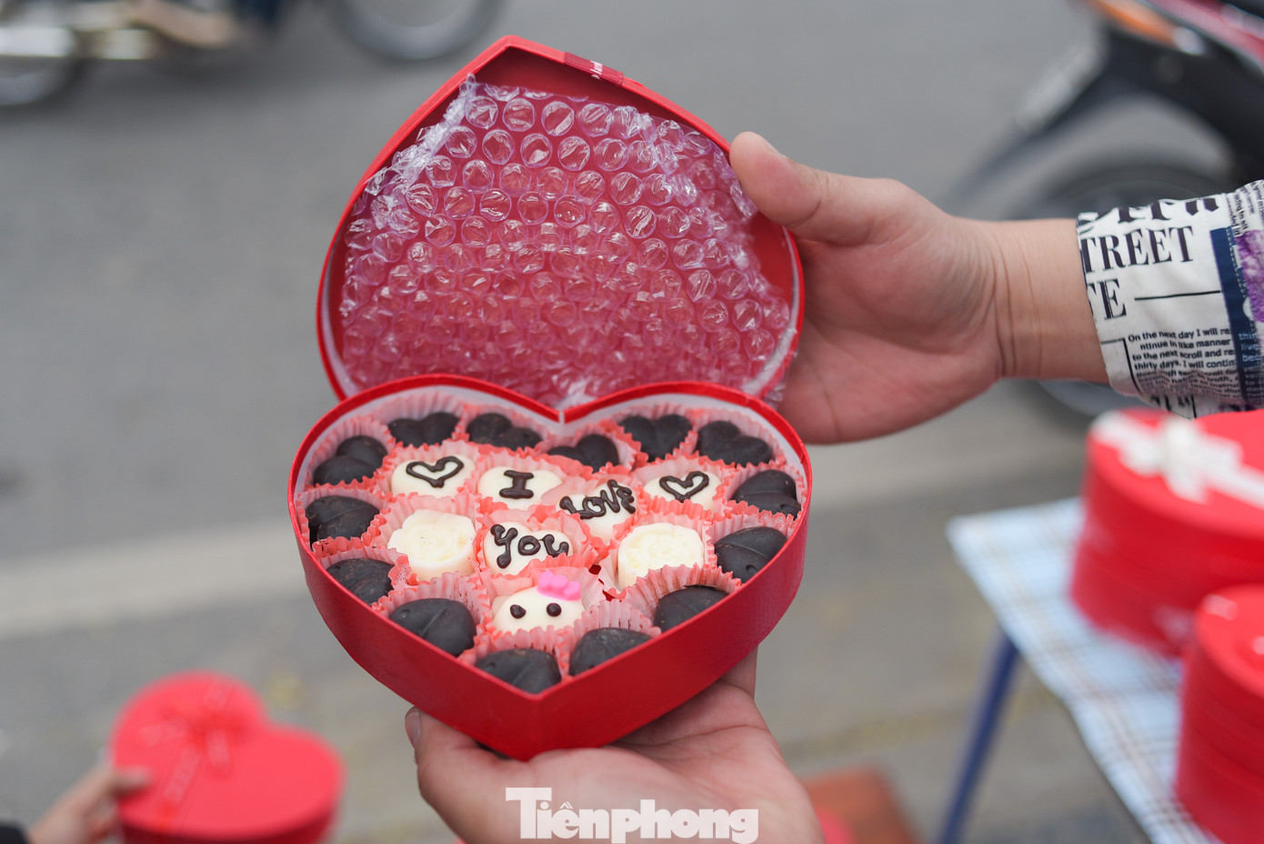 Trong dịp Valentine, hoa hồng đỏ và socola là hai món quà không thể thiếu.