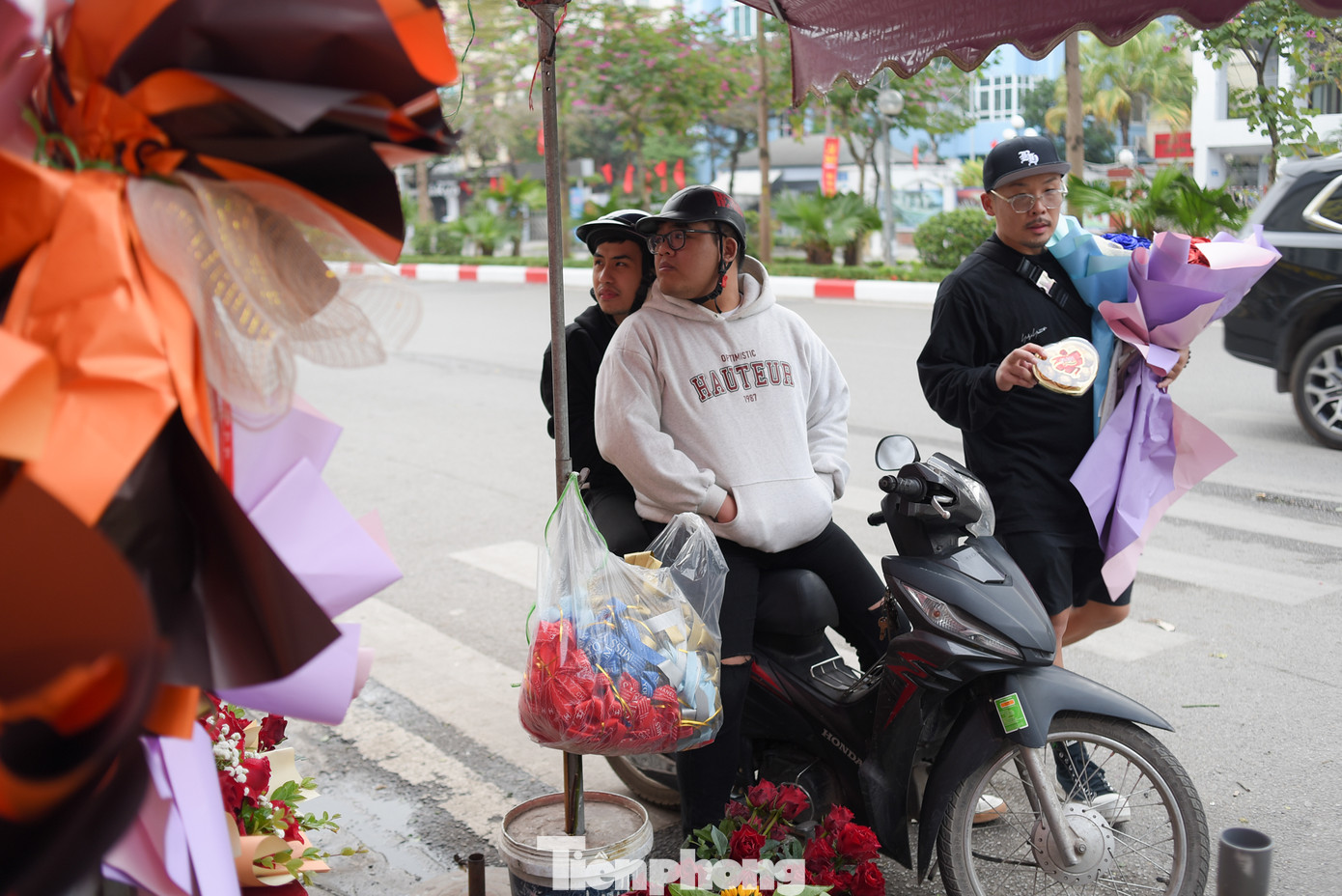 Nhiều chàng trai từ sáng sớm đã tranh thủ đến các tiệm hoa ở Hà Nội để mua cho mình những bó đẹp nhất.