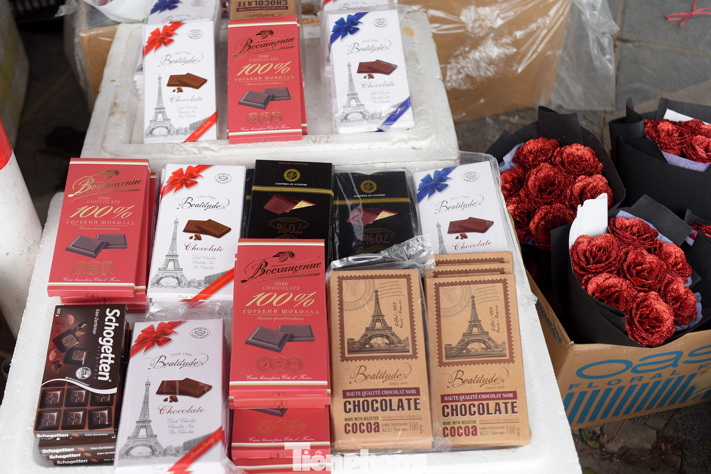 Socola cũng rất nhiều mẫu mã để tặng với các bao bì đẹp mắt từ socola tươi, socola handmade...