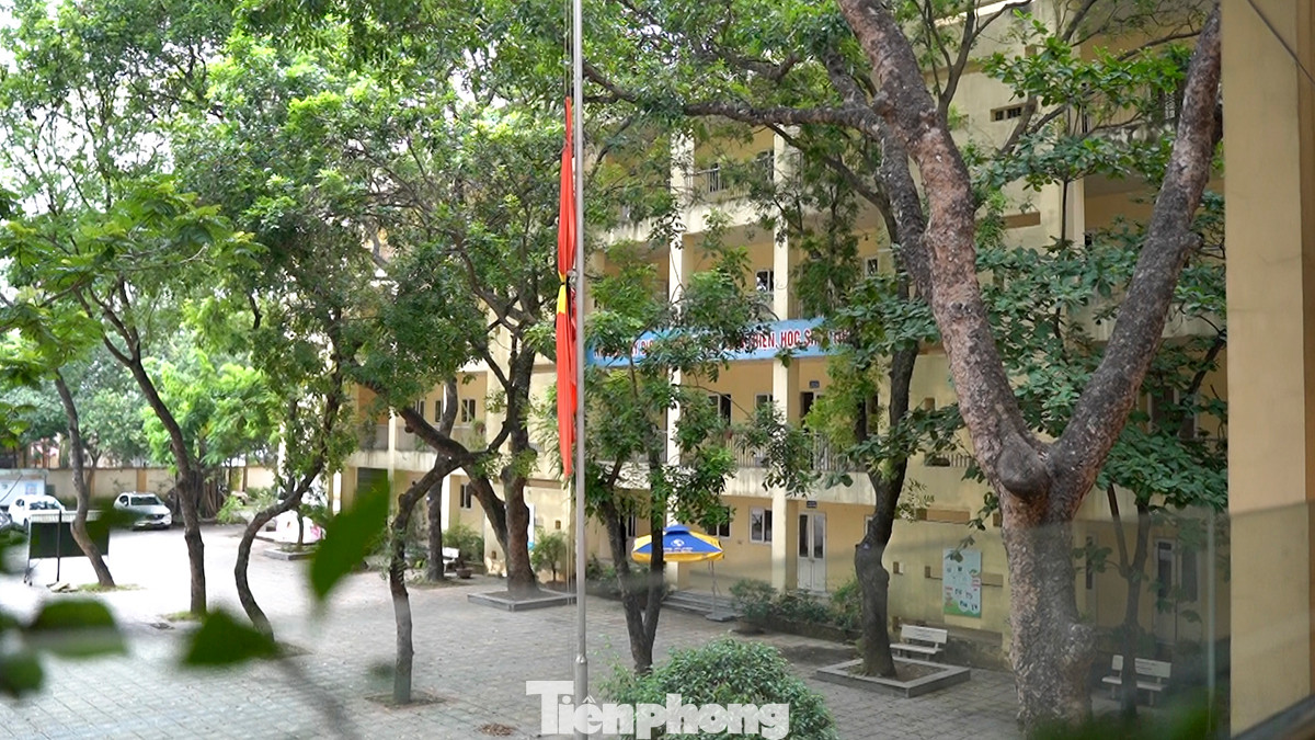 THPT Nguyễn Gia Thiều treo cờ rủ để tưởng nhớ Tổng Bí thư Nguyễn Phú Trọng.