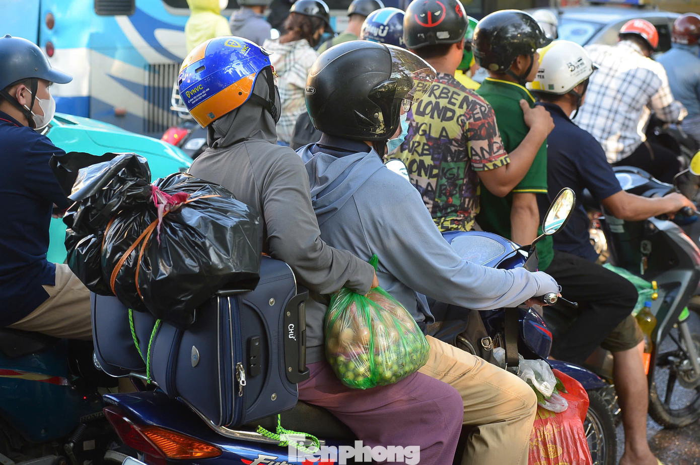 Người dân mang theo đủ thứ đồ về quê.