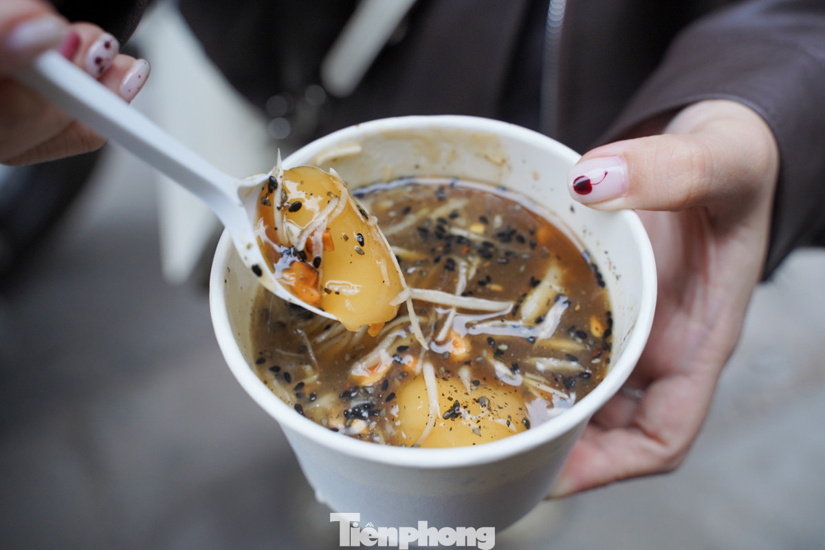 Bánh trôi tàu với lớp vỏ mềm mại kết hợp với nhân đậu xanh béo ngậy, hòa cùng nước đường ngọt thanh sẽ mang đến sự ấm áp cho bạn trong những ngày lạnh giá.