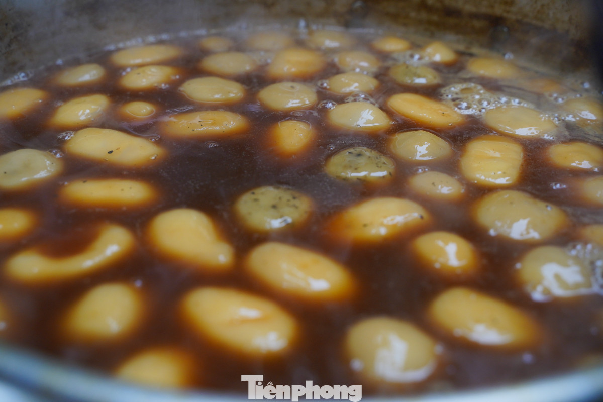 Hàng bánh trôi tàu trên vỉa hè phố Đê Tô Hoàng được mệnh danh là "bánh trôi tàu đông nhất Hà Nội", những ngày này, thực khách lúc nào cũng xếp hàng dài để chờ thưởng thức.