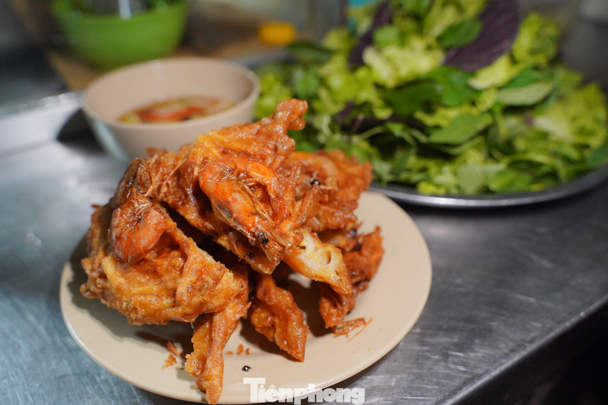 Bánh tôm cũng là một trải nghiệm ẩm thực thú vị với những người lần đầu đến Hà Nội vào mùa đông.