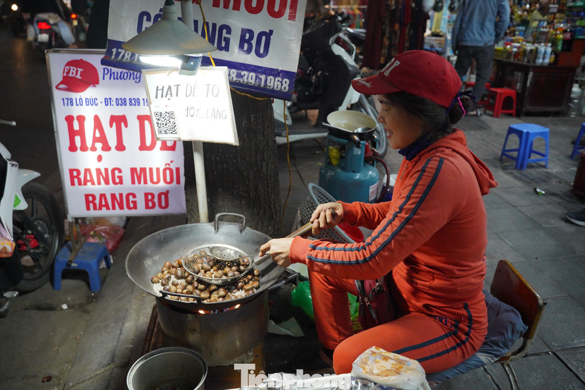 Hạt dẻ là món ăn vặt chỉ có ở Hà Nội khi mùa đông tới. Ngoài hạt dẻ rang truyền thống người dân thủ đô còn biến tấu thêm nhiều món ngon với hạt dẻ như hạt dẻ rang muối, hạt dẻ hầm, bánh hạt dẻ...