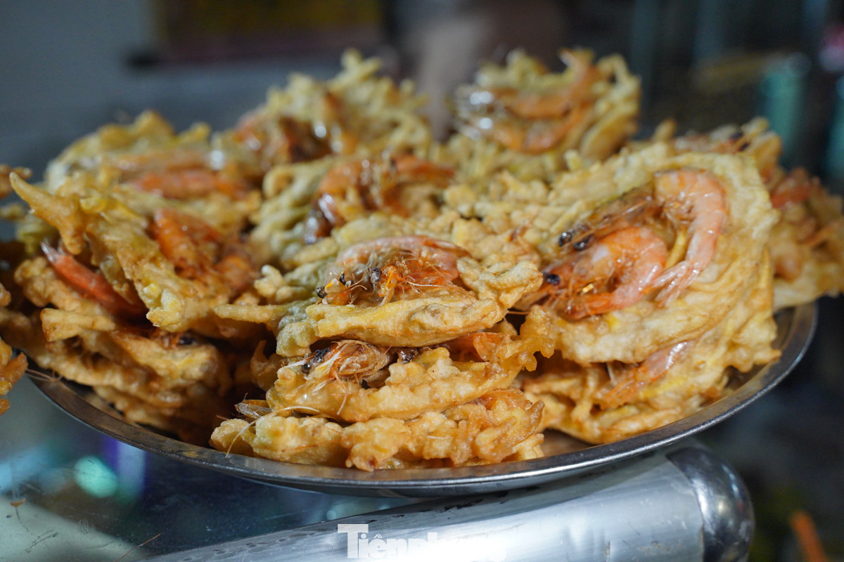 Bánh tôm cũng là một trải nghiệm ẩm thực thú vị với những người lần đầu đến Hà Nội vào mùa đông.