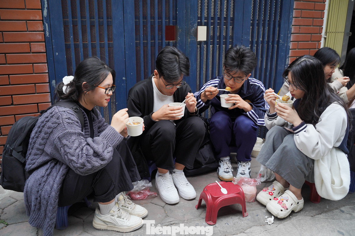 "Mùa lạnh này ăn miếng bánh trôi tàu vào rất ấm bụng, đây là món ăn yêu thích của mình mỗi khi gió lạnh về", bạn Mỹ Uyên cho biết.