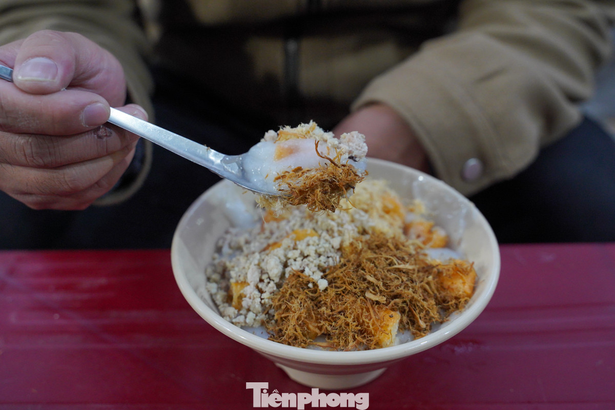 Tiết trời lạnh giá, một bát cháo sườn nóng sẽ giúp bạn cảm thấy ấm bụng hơn. Cháo sườn thường được ăn kèm với quẩy giòn, ruốc heo, ruốc nấm,...tạo nên một hương vị thơm ngon, đậm đà.