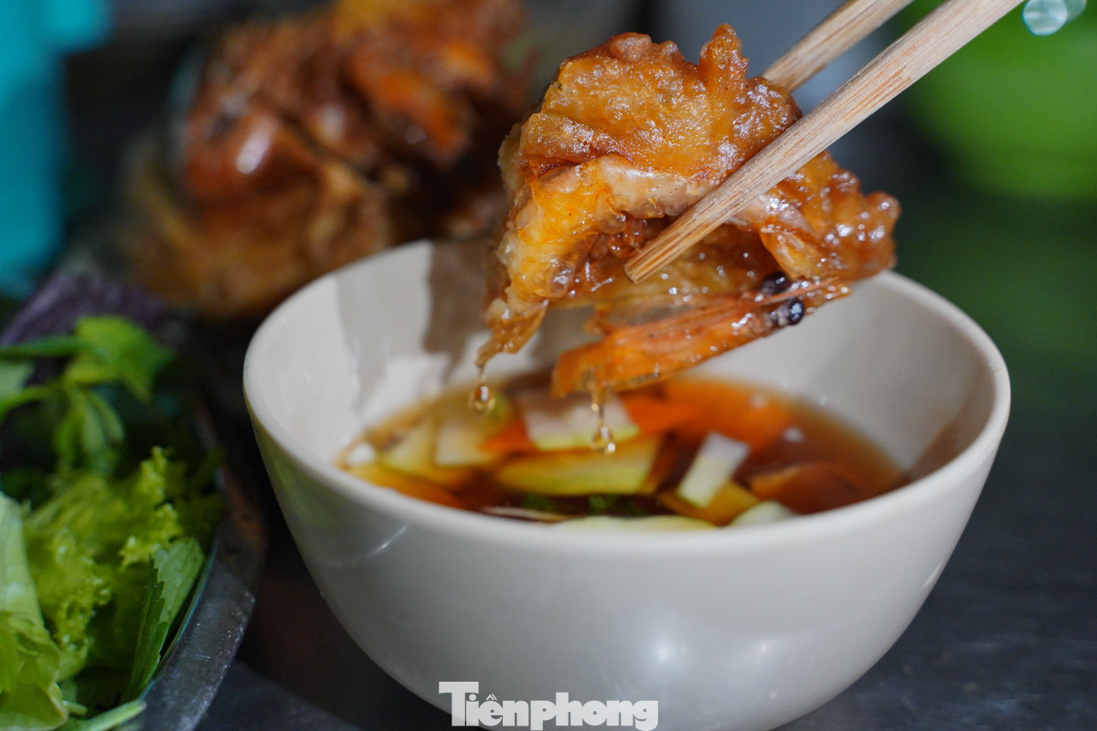 Bánh tôm cũng là một trải nghiệm ẩm thực thú vị với những người lần đầu đến Hà Nội vào mùa đông.