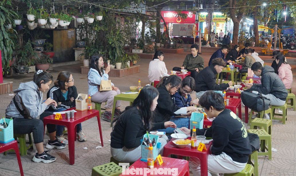 Các quán bánh đúc nóng ở Hà Nội đông đúc hơn khi trời trở lạnh.