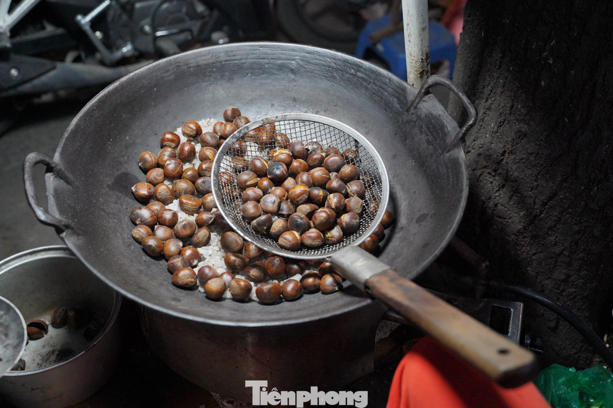 Hạt dẻ là món ăn vặt chỉ có ở Hà Nội khi mùa đông tới. Ngoài hạt dẻ rang truyền thống người dân thủ đô còn biến tấu thêm nhiều món ngon với hạt dẻ như hạt dẻ rang muối, hạt dẻ hầm, bánh hạt dẻ...