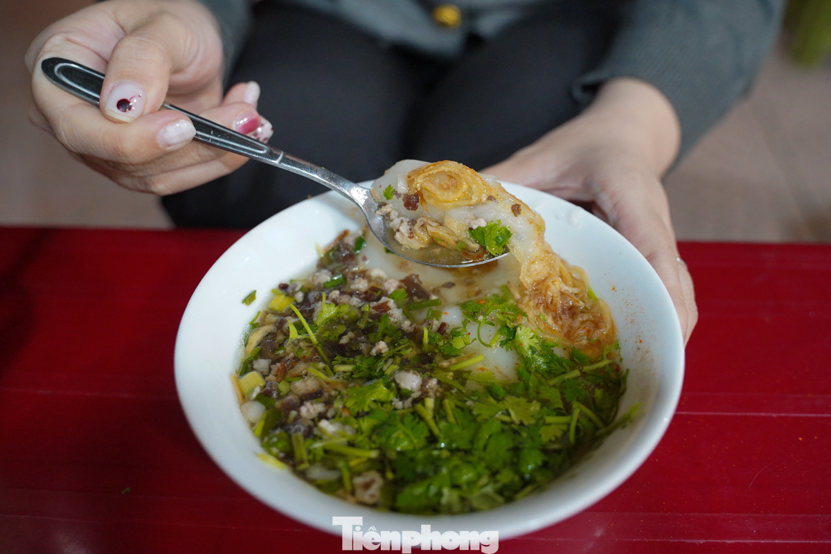 Món bánh đúc nóng cũng được nhiều người thưởng thức khi mùa đông về. Bên cạnh món bánh đúc nguội truyền thống, người Hà Nội còn sáng tạo ra món bánh đúc nóng mềm, dẻo, ăn cùng nước dùng, thịt băm, hành phi và thật nhiều tiêu khi còn nóng hổi.