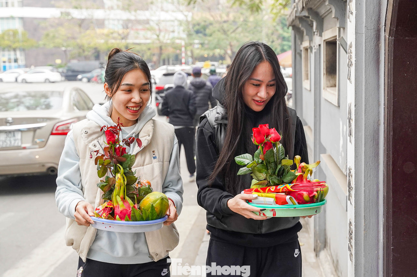 Nhiều nam thanh nữ tú chọn đến chùa Hà để gửi gắm những tâm tư cùng hy vọng “khi đi lẻ bóng, khi về có đôi”.