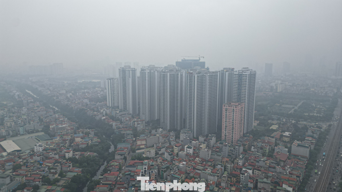 Phía xa, các toà nhà cao tầng gần như bị sương mù "nuốt trọn".