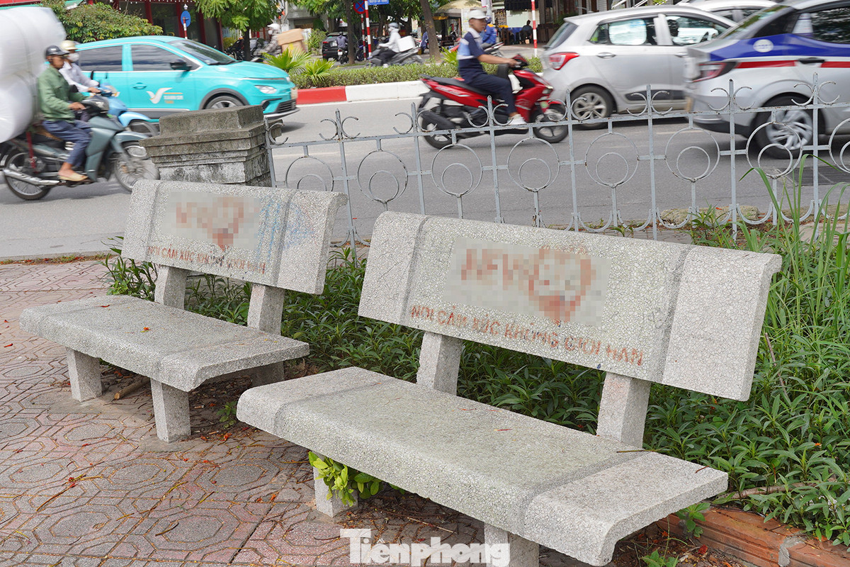 Ghi nhận của Tiền Phong ngày 13/6 cho thấy, nhiều ghế đá tại công viên lớn tại các hồ như: Ngọc Khánh, Thành Công... bị phun sơn quảng cáo trang web cá cược, cờ bạc như SV6xxx, SV8xxx để chào mời người dân tìm hiểu về các trang cá độ trái phép.