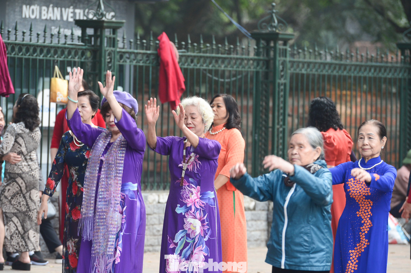 Trên phố đi bộ hồ Gươm, các cụ bà mặc áo dài biểu diễn dưỡng sinh đón chào năm mới.
