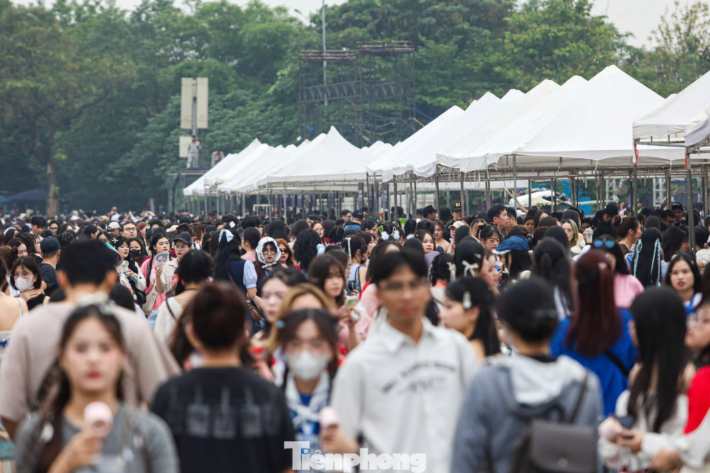 Biển người tụ tập đông quanh khu vực đổi vé.