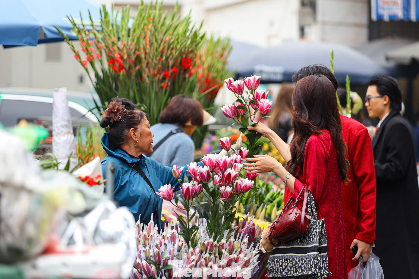 Giá hoa tươi trong ngày hôm nay cũng tăng nhẹ, hoa ly từ 250.000 - 350.000 đồng/10 cành, thược dược giá 150.000 đồng/bó 10 bông, hồng chùm giá 140.000 đồng/bó, hoa cúc 60.000 đồng/10 bông.