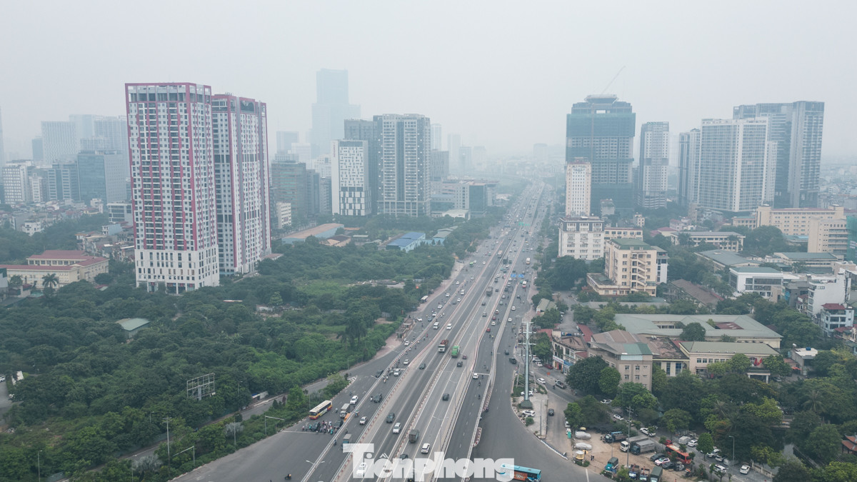 Tình trạng khói bụi do phương tiện giao thông thải ra kèm không khí bị ô nhiễm luôn tiềm ẩn đến sức khỏe, đặc biệt là hệ hô hấp của người già và trẻ nhỏ.