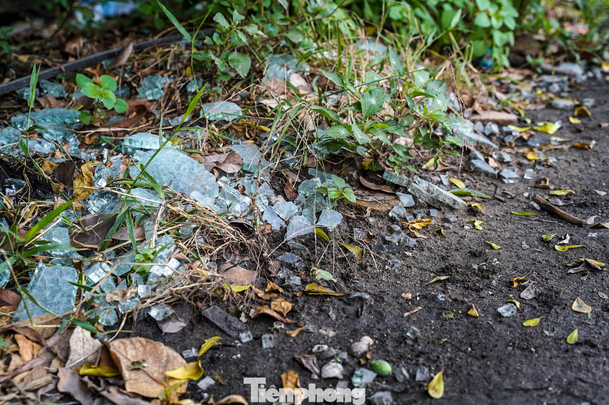 "Chỉ mong tình trạng này sớm được giải quyết, tôi không nghĩ nhiều rác trên đường thế này", chị Lê Thị Huyền (quận Ba Đình) chia sẻ.