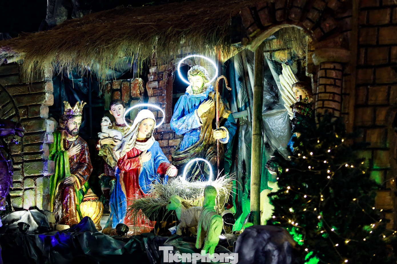 Bên ngoài Nhà thờ Lớn rực rỡ và lung linh sắc màu với cây thông Noel khổng lồ cao 16m được trang trí bằng các vật phẩm quen thuộc như bông tuyết, ngôi sao, đèn điện, dây kim tuyến.... kết hợp cùng với tiểu cảnh hang đá nơi Chúa giáng sinh.