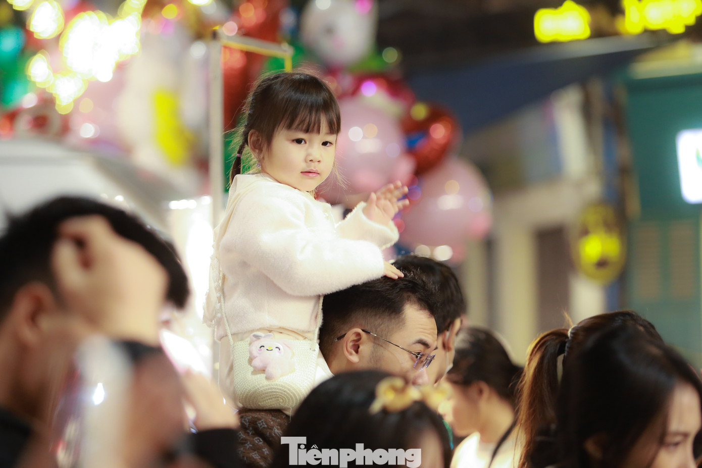 Đường phố đông đúc, một số gia đình mang theo cả con nhỏ đi chơi Noel sớm.