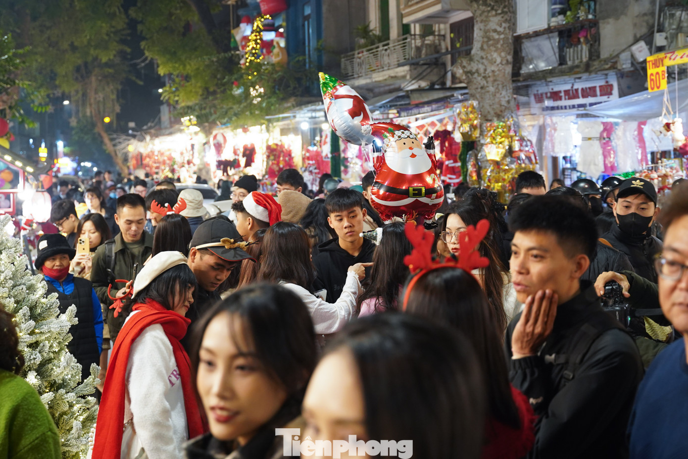 Càng về tối, phố Hàng Mã càng trở nên tấp nập với lượng người đổ về càng nhiều, thỉnh thoảng xảy ra tình trạng ùn tắc nhẹ.