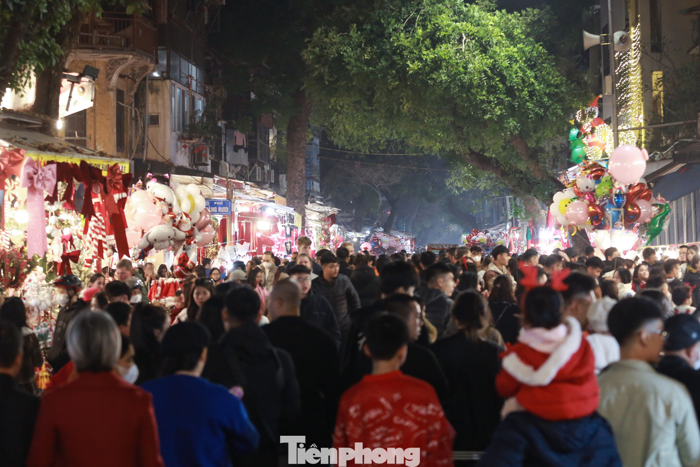 Tại khu vực phố Hàng Mã, từ khoảng 20h cũng rất đông người dân đổ về để chọn cho mình những món đồ Giáng sinh hoặc tìm những góc "sống ảo" dịp Noel.