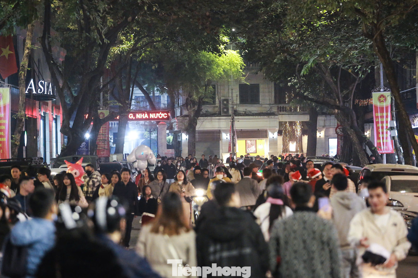 Khoảng 20h, các cung đường hướng về Nhà thờ Lớn đều rất đông người.