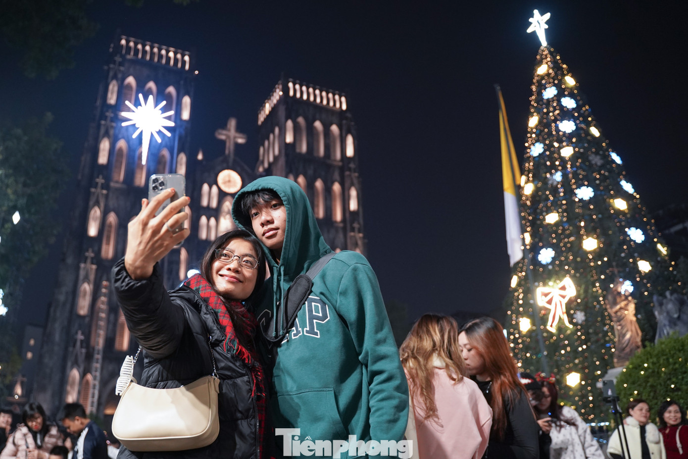 Chị Nguyễn Bình và con trai tranh thủ buổi tối dạo phố, lên khu vực quanh Nhà thờ Lớn để tận hưởng không khí lễ hội. "Năm nào cũng vậy, vào dịp này, cứ rảnh là tôi lại lên quanh khu vực này để ngắm những ánh đèn lung linh, kiến trúc đặc biệt của Nhà thờ", chị Bình nói thêm.